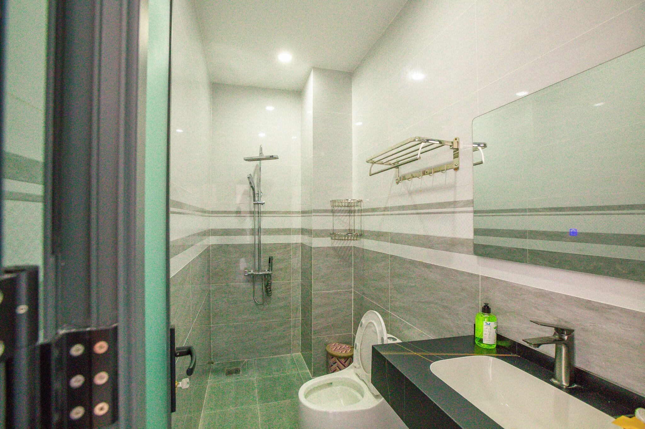 Bên trong phòng vệ sinh mỗi hàng phòng được thiết kế thoải mái và đầy đủ tiện nghi