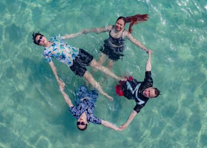 Đắm mình trong làn nước trong xanh tại bãi Cây Me