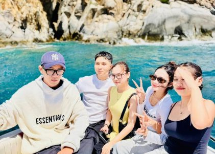 Trải nghiệm đi cano tham quan chụp ảnh trong Tour Vĩnh Hy trong ngày